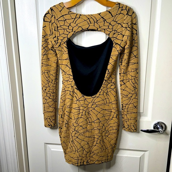 Gold Bodycon Backless dress - Picture 3 of 3